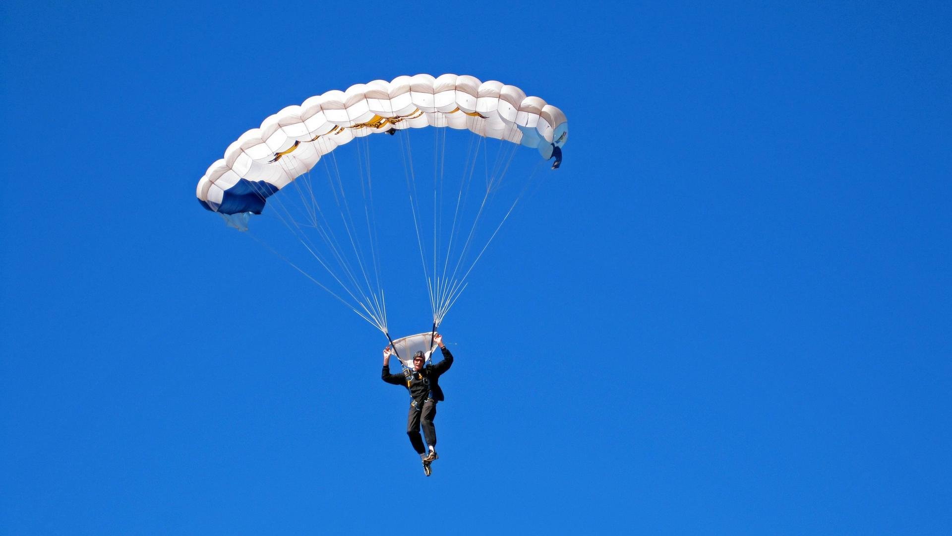 温网男单焦点战德约科维奇逆转晋级 展现超强意志力，温网第一轮德约科维奇